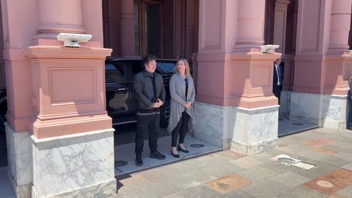 Milei bailó y cantó al ritmo de la fanfarria militar de los granaderos