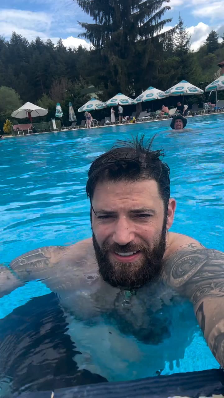 "Está bien darse el gusto de vivir la vida de vez en cuando", publicó en sus redes el actor