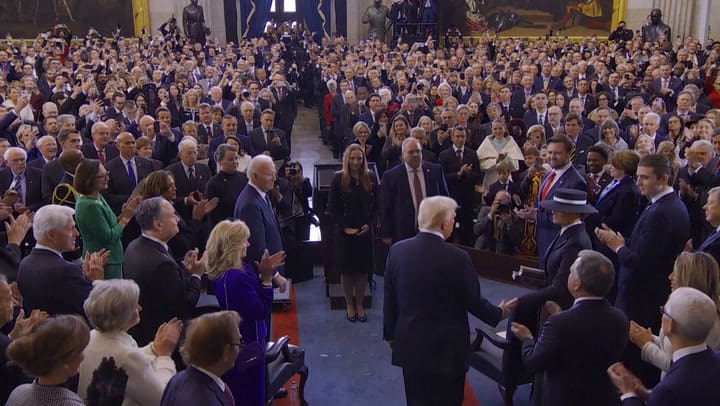 El beso de Donald Trump a Melania en la ceremonia de su asunción como presidente