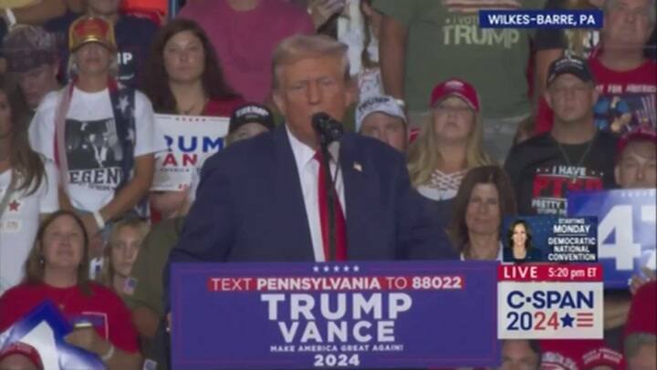 Donald Trump vuelve a criticar a la demócrata Kamila Harris durante un mitin