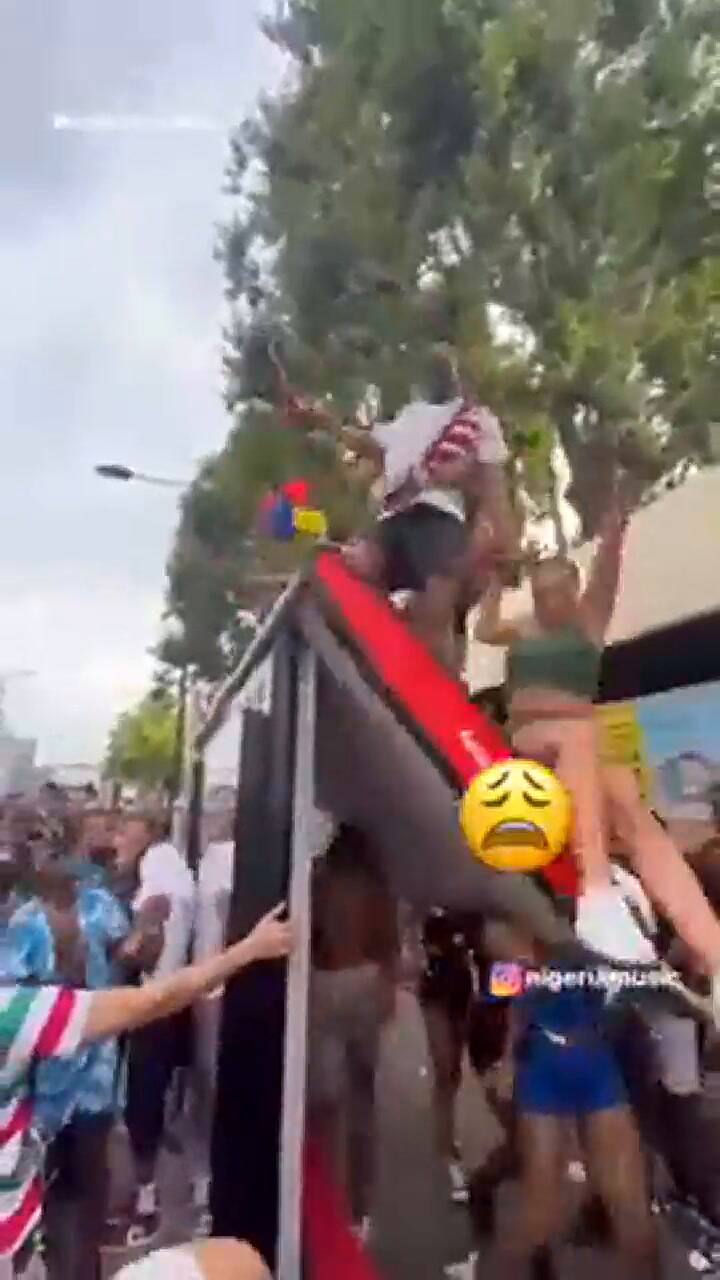 El momento en que una tarima con gente bailando colapsó en el Carnaval de Notting Hill