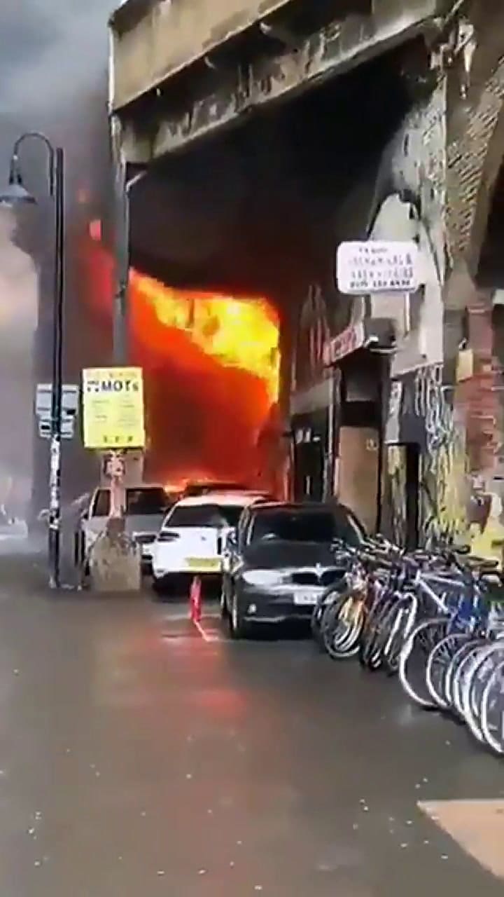 Explosión en Londres: las llamas rozan los autos estacionados - Fuente: Twitter