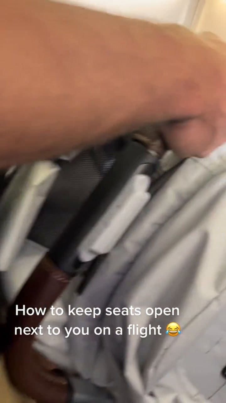 Un pasajero compartió un polémico truco viral para poder viajar cómodo y en soledad
