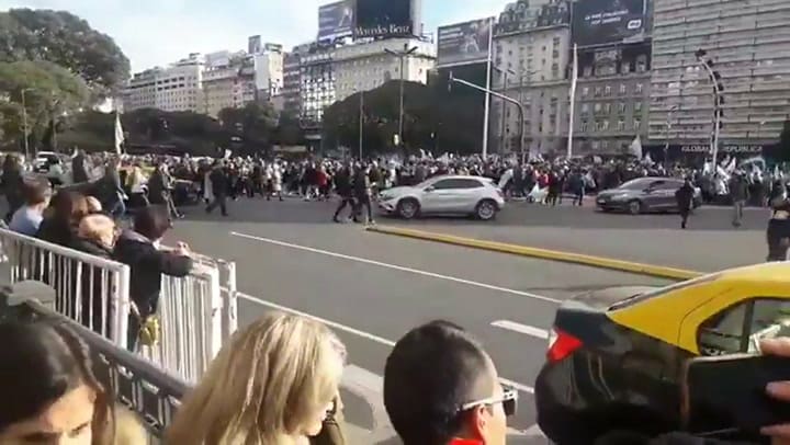 Como se agrupa la gente en el Obelisco sin ocupar los carriles para el transito. Fuente: Twitter