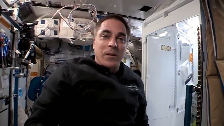 Un astronauta reveló cómo van al baño en el espacio