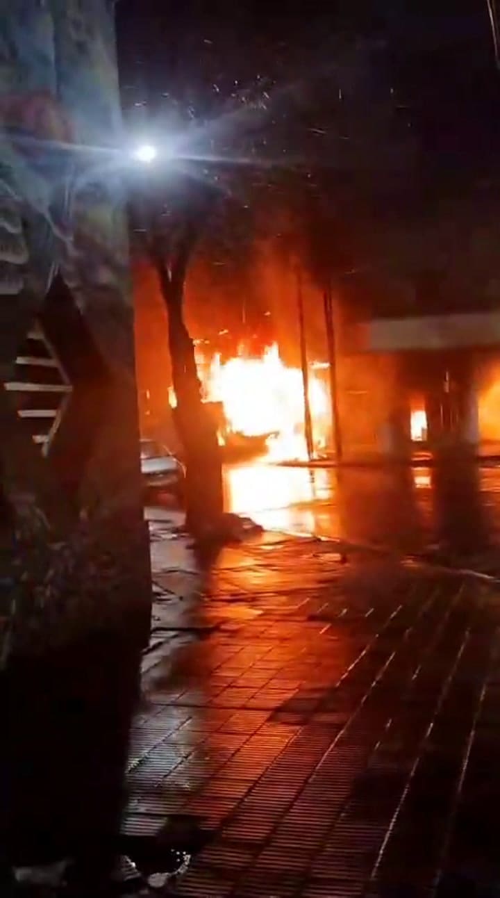 Incendio y derrumbe en un depósito de La Plata: colapsó el frente del edificio