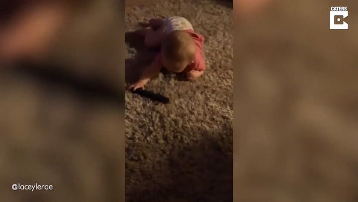 La conmovedora historia del niño de dos años con espina bífida que aprendió a caminar