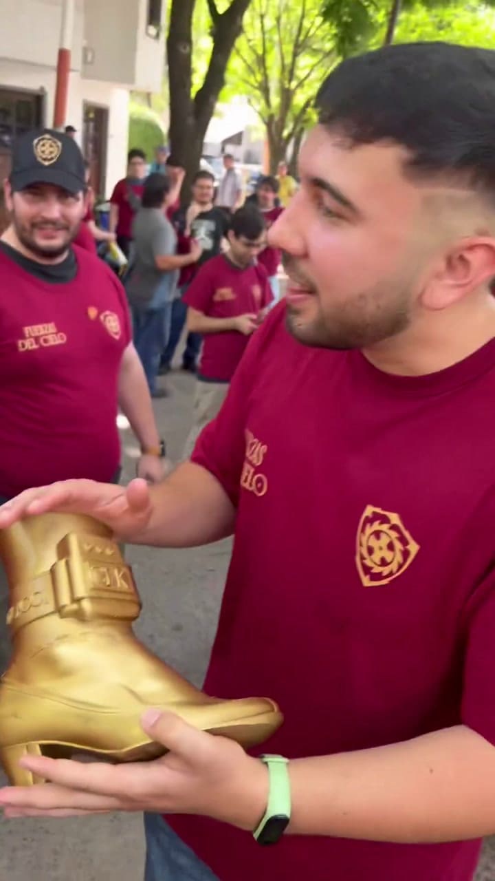 El militante que hizo el regalo para Milei