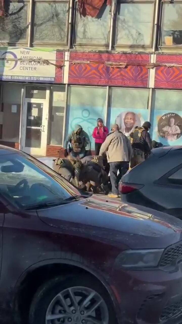 El momento en el que agentes de inmigración mataron a tiros a un hombre durante las protestas en Minneapolis