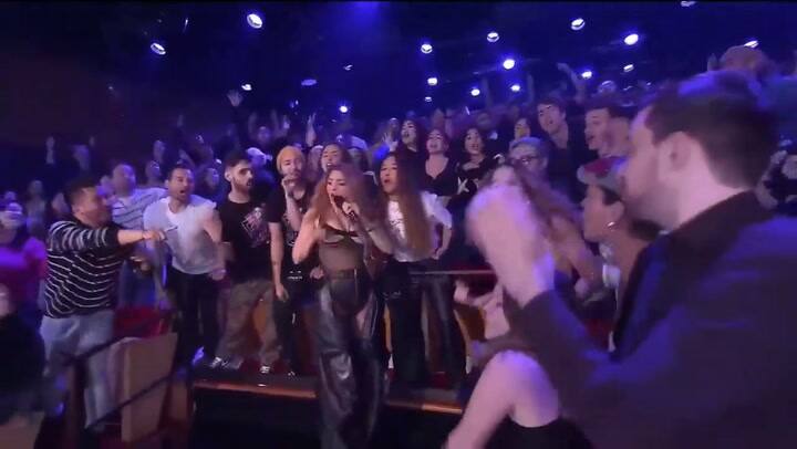 Shakira cantó entre el público