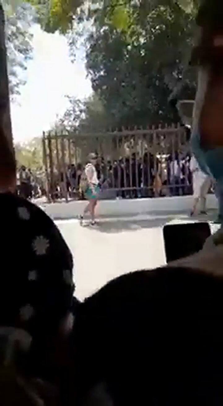 Los momentos previos a la pelea entre un profesor y su alumno