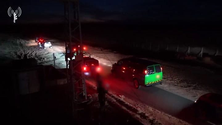 El momento en el que las tres rehenes cruzan a Israel