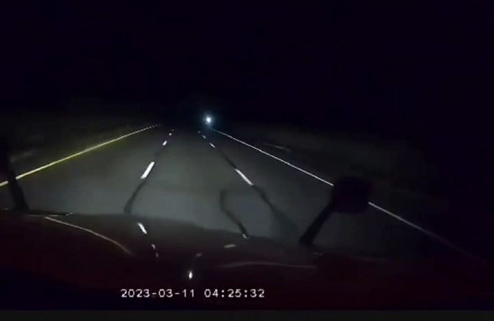 La cámara de un camión captó una aparición luminosa a un costado de una carretera en Arizona