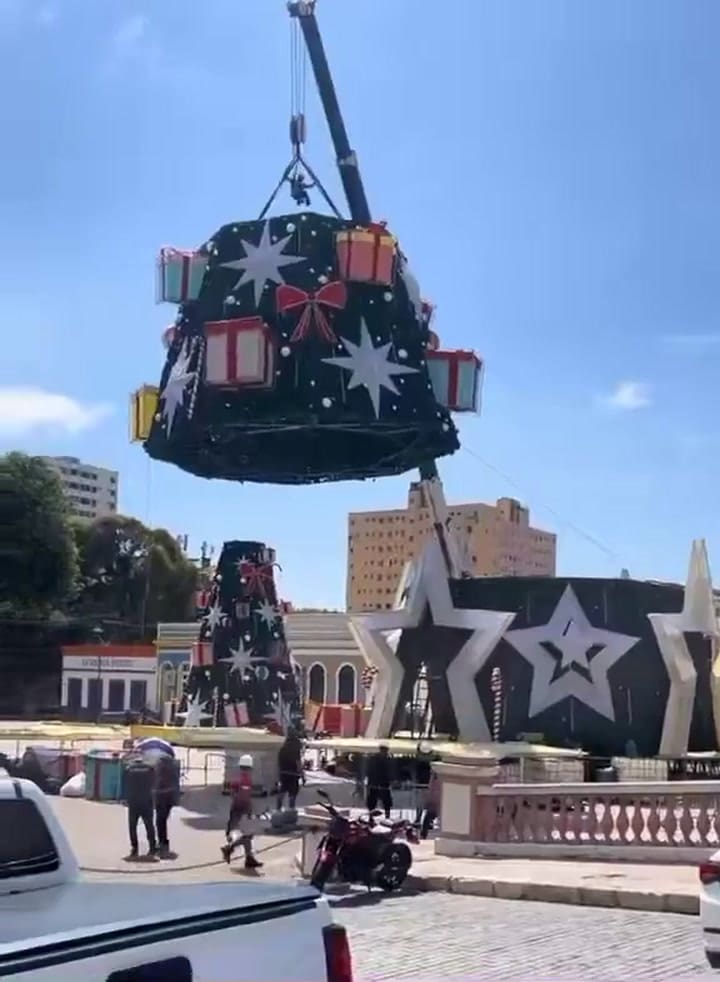 Brasil: un árbol de Navidad de más de 20 metros se desplomó mientras lo instalaban, aplastó y mató a un hombre