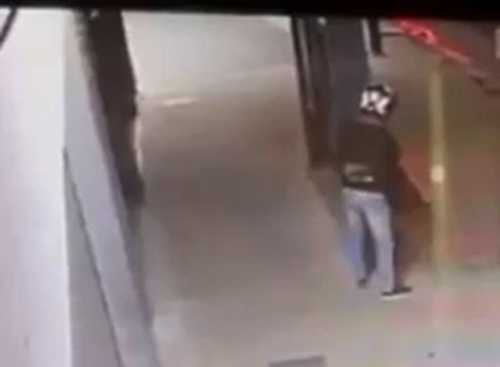 Un oficial de la Prefectura se tiroteó con tres delincuente que le quisieron robar y mató a uno