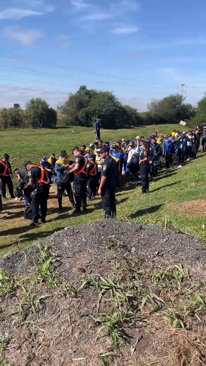 Boca-Estudiantes: hallaron armas de fuego dentro del micro en el que viajaba Di Zeo y otros barras del Xeneize