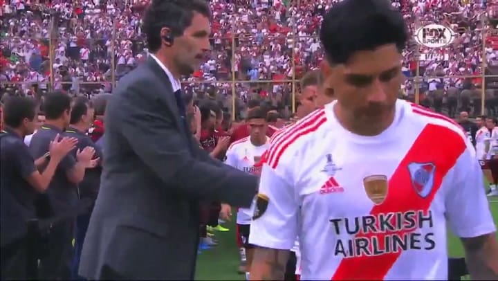 River recibe la medalla del segundo puesto tras perder la final con Flamengo. Fuente: Fox Sports