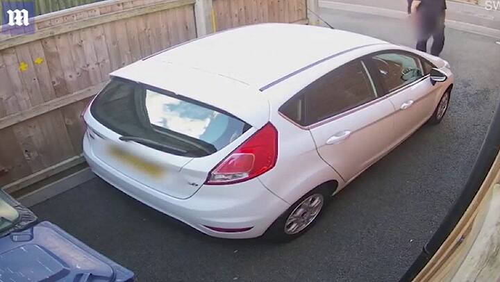 Policía de civil enfrenta con una tabla a un hombre que intentó masacrar una familia