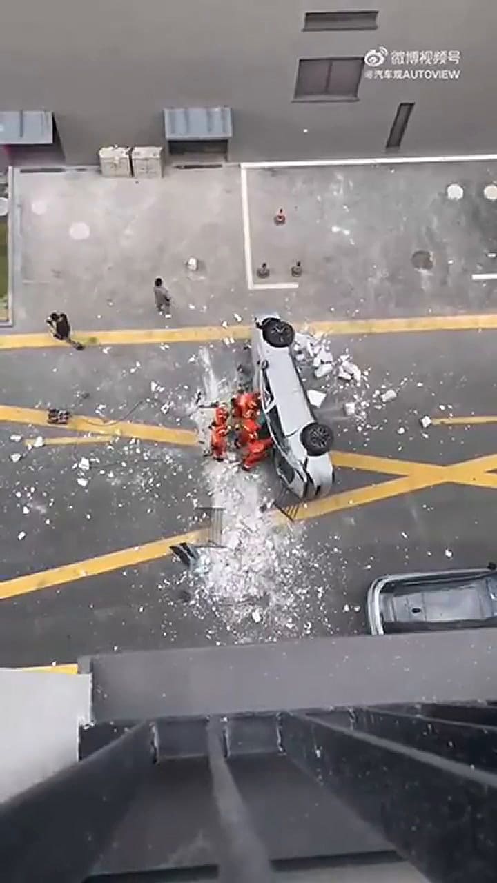 Dos personas mueren tras la caída de un automóvil eléctrico desde el tercer piso de un edificio