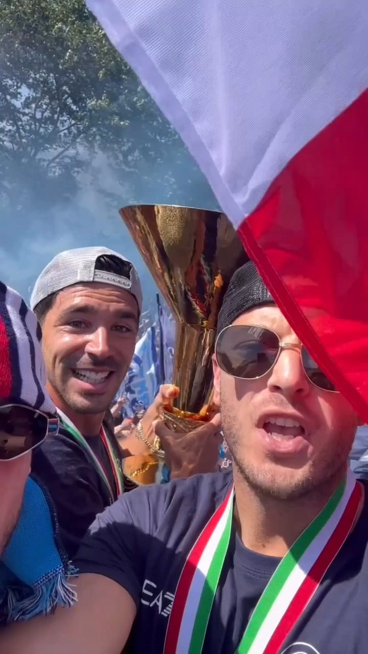 La chicana de Giovanni Simeone con su compañero de equipo del Napoli