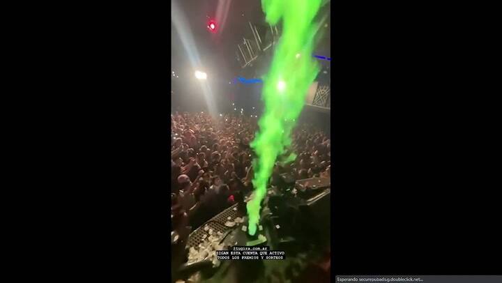 L-Gante se lanza al público en pleno show al mejor estilo rockero'