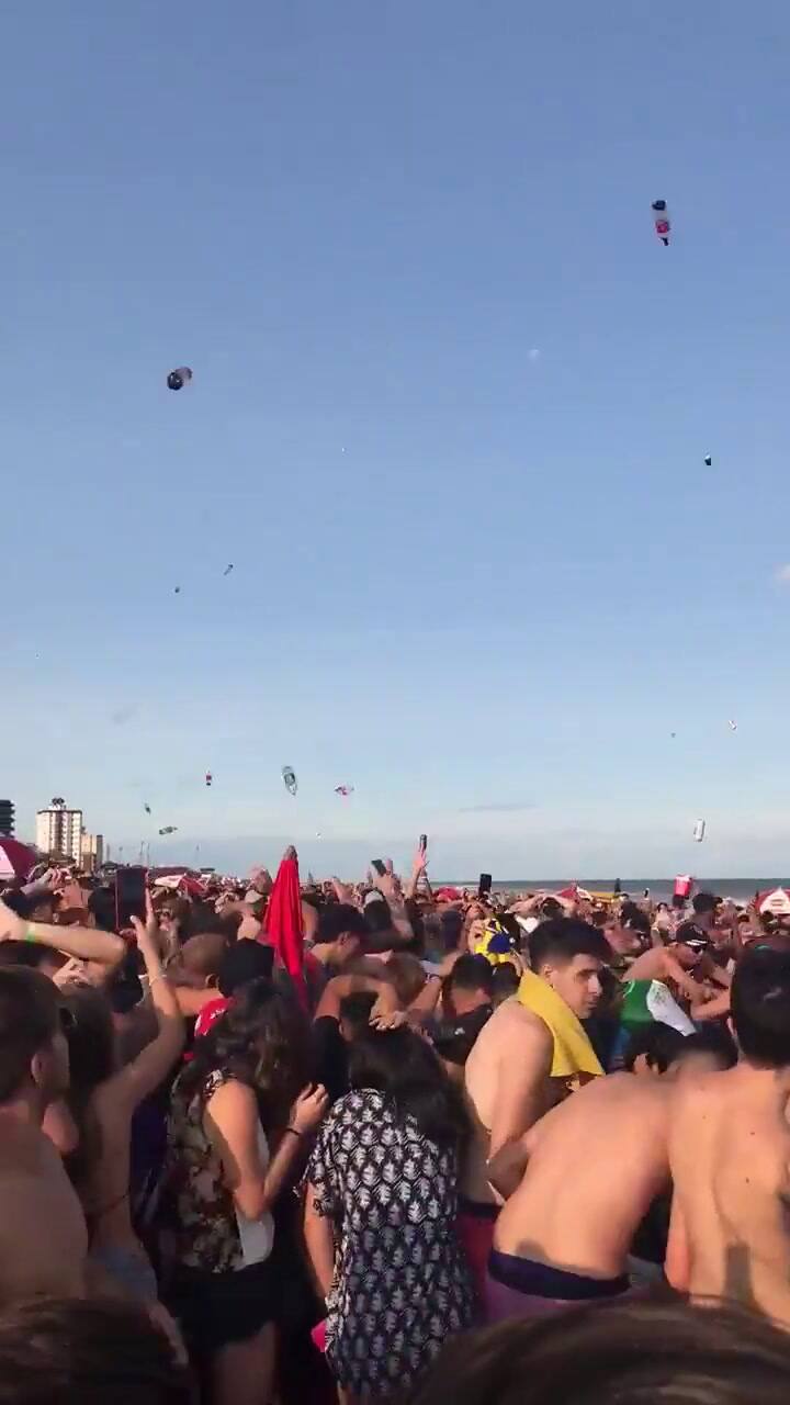 Descontrol el Villa Gesell: guerra de botellas en la playa - Fuente: Twitter @Lucasvinielles