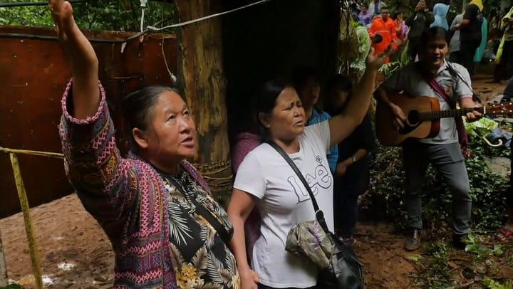 Rezos por los niños atrapados en cueva de Tailandia - Fuente: AFP