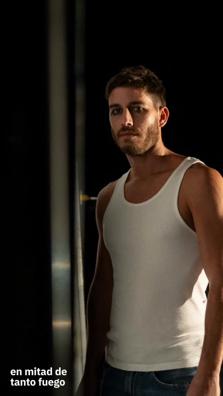 Así Se Empieza A Gestar “EN MITAD DE TANTO FUEGO” En Donde El Diseño Audiovisual Será Un Protago