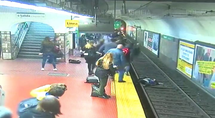 Hombre se desmaya en el andén y golpea a mujer que cae a las vías