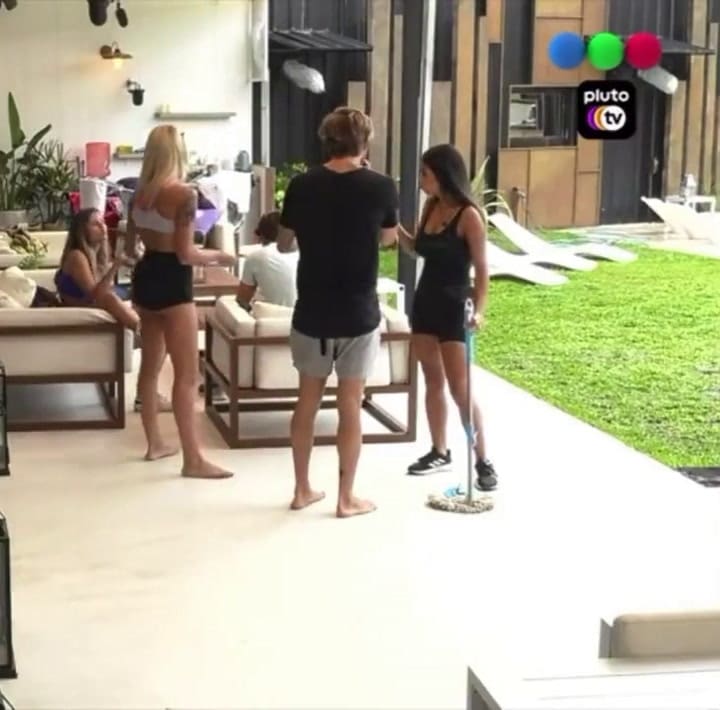 Daniela rompió el lampazo y Nacho la acusó