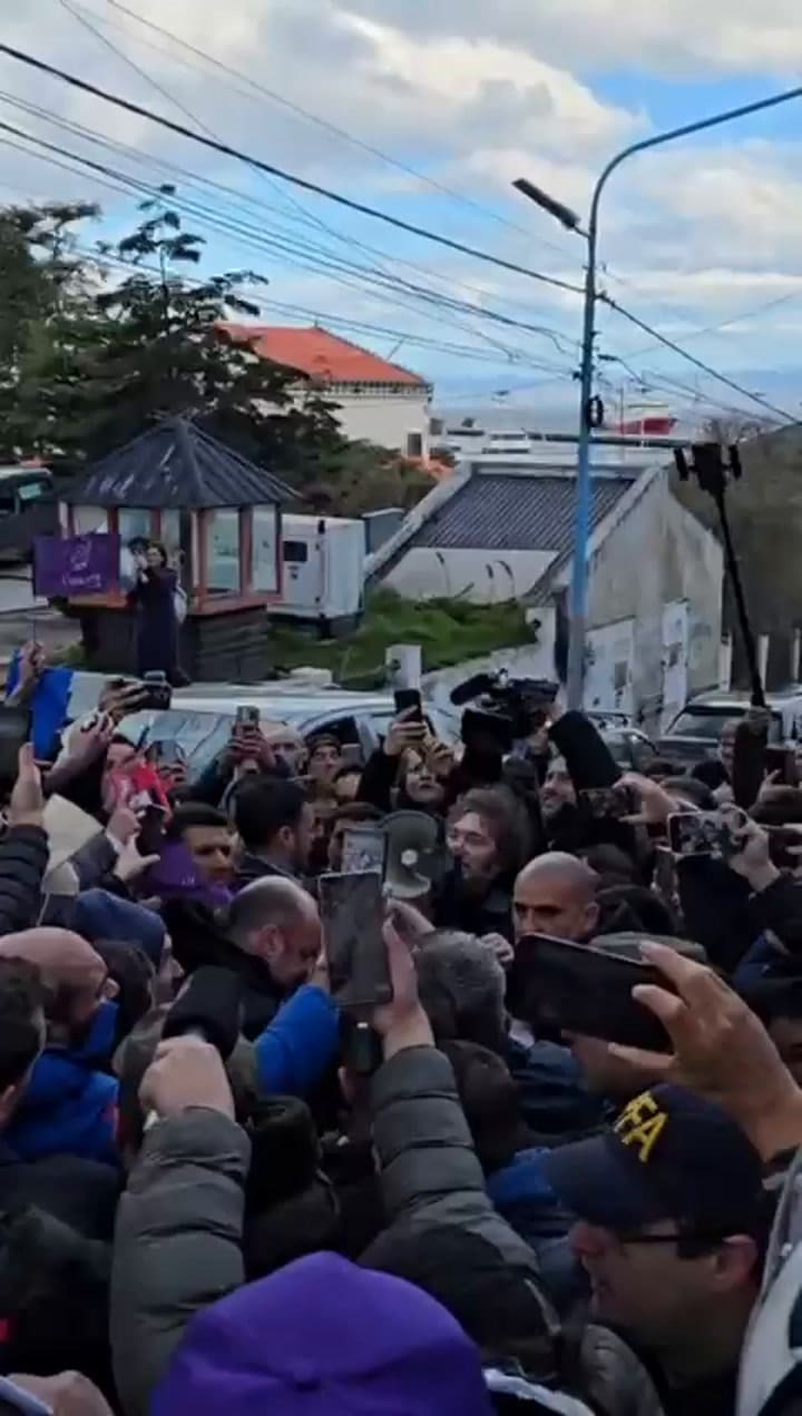 El discurso de Milei en Ushuaia, con un megáfono