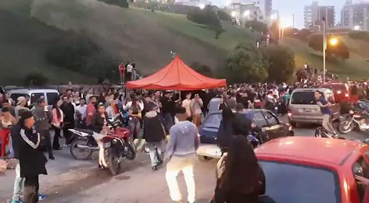 Salvaje golpiza a una familia y destrozos en un auto en Mar del Plata - Fuente: YouTube