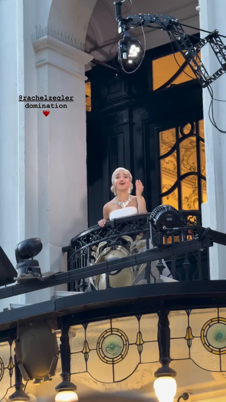 Rachel Zegler cantando "No llores por mí, Argentina"