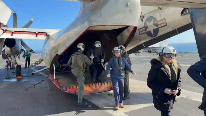 El video de Javier Milei a bordo del portaaviones nuclear USS Nimitz: demostración aérea al ritmo de AC/DC