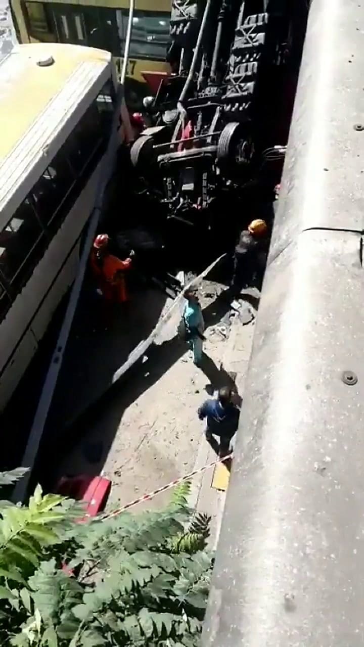 Cayó un camión de la autopista 25 de Mayo - Fuente: Twitter