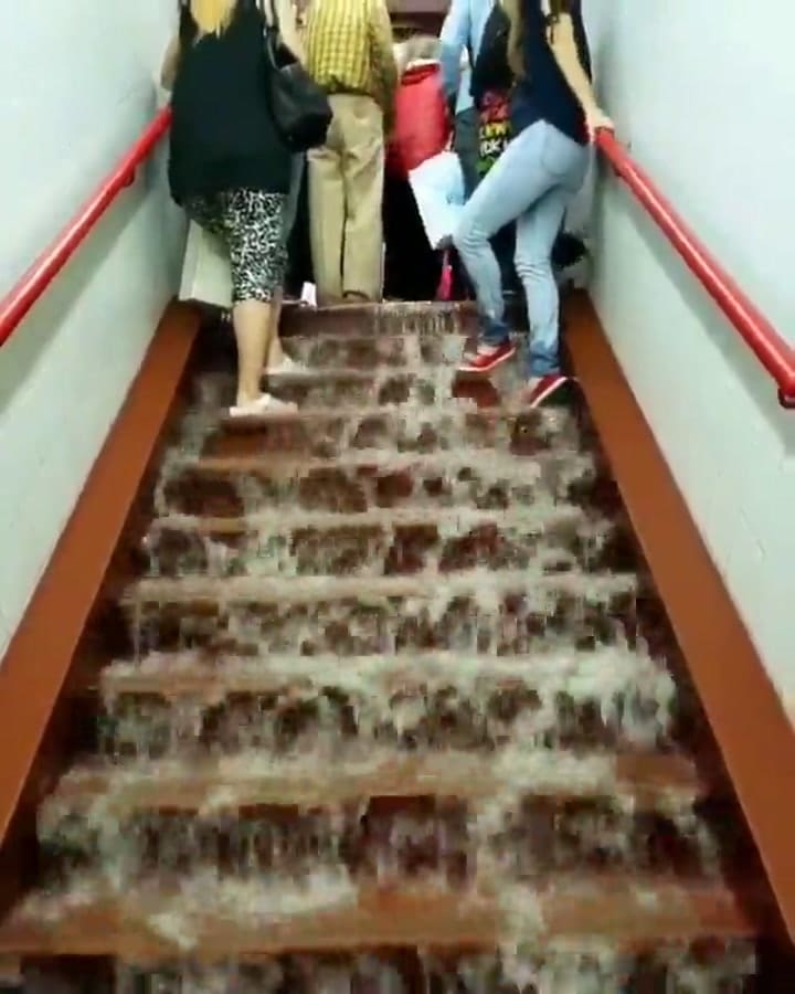 Escaleras del subte inundadas en la estación Carranza de la Línea D - Fuente: Twitter