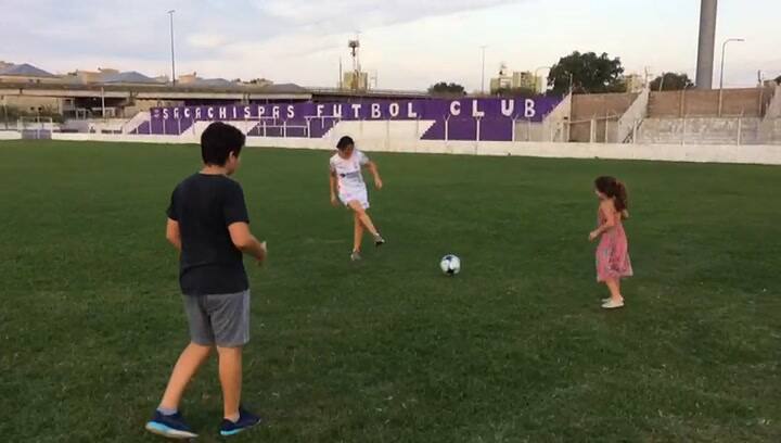 Pipi Peralta juega con sus hijos en la cancha de Sacachispas, el patio de su casa