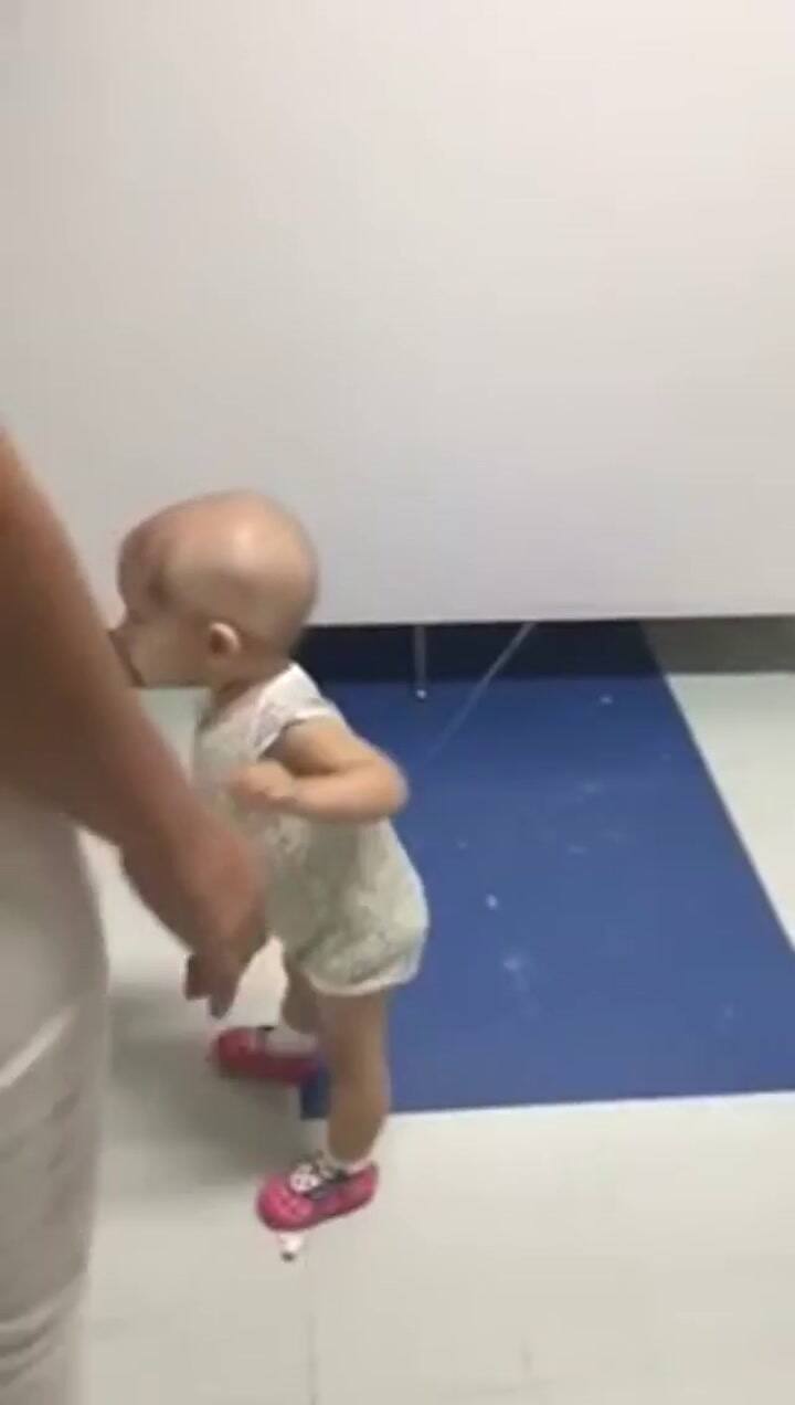 Un médico toca el ukelele para una niña que recibe quimioterapia - Fuente: YouTube