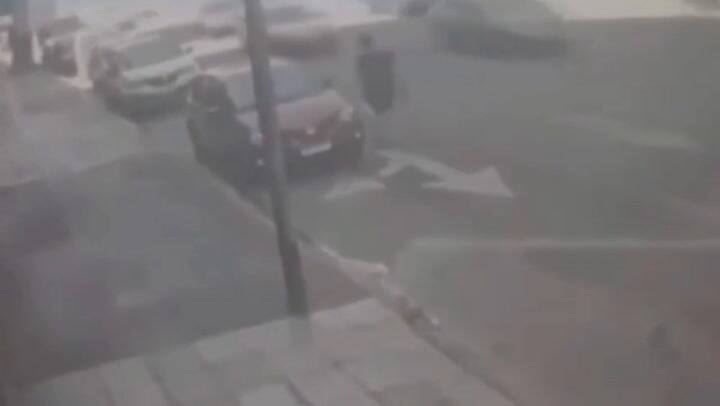 Quiso pasar a otro auto por la derecha, atropelló a un peatón y se incrustó contra un edificio