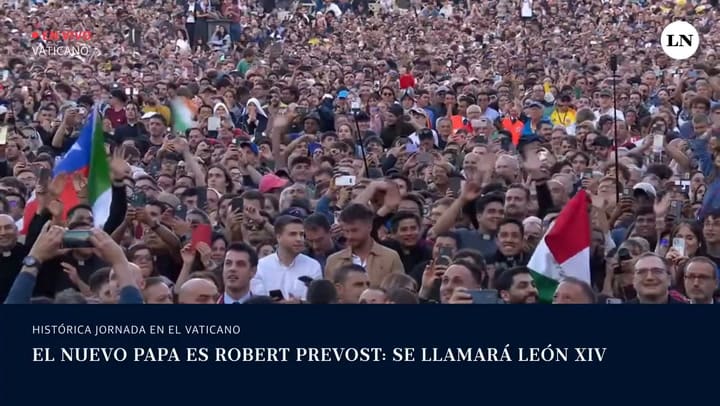 El saludo de León XIV a los fieles en el balcón de San Pedro