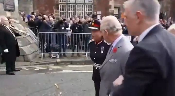 El momento en que un hombre le tira huevos al Rey Carlos