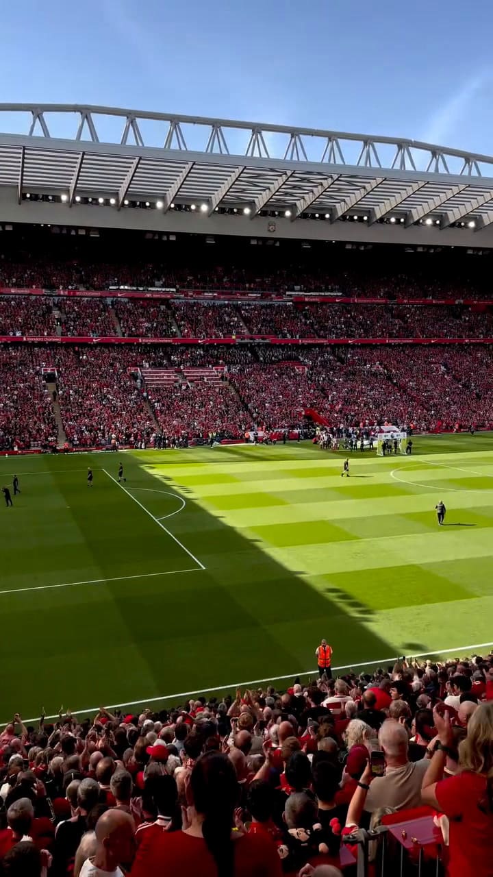 Ailén Cova asistió al partido de Liverpool contra Tottenham