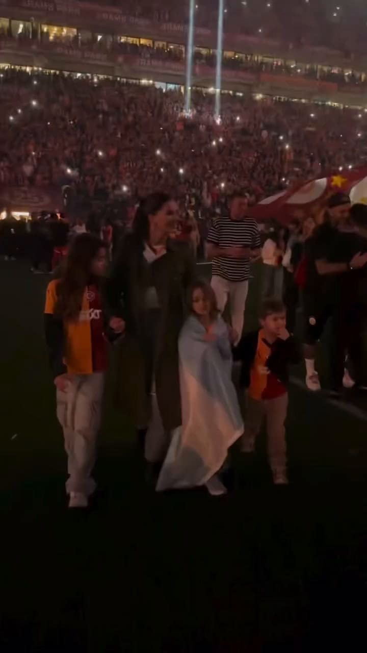 "La China" entró al campo de juego junto a sus hijos