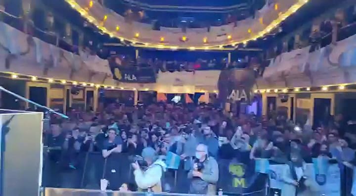 Javier Milei encabezó un acto desde un teatro en Córdoba