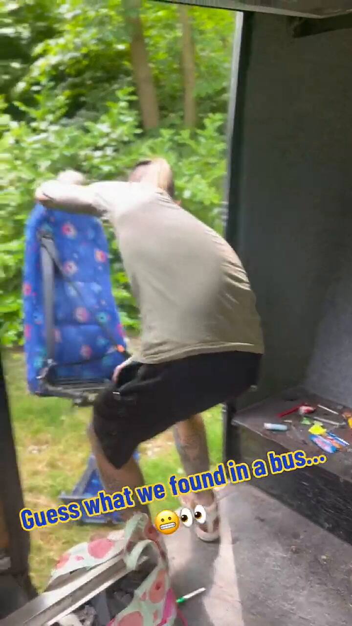 Un tiktoker mostró cómo encontró un celular en un micro antiguo