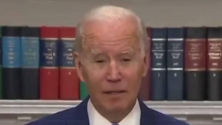 Donald Trump se burla de Joe Biden por equivocaciones públicas