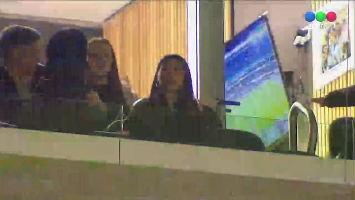 Antonela Roccuzzo saludó a los fanáticos desde el palco en el Monumental