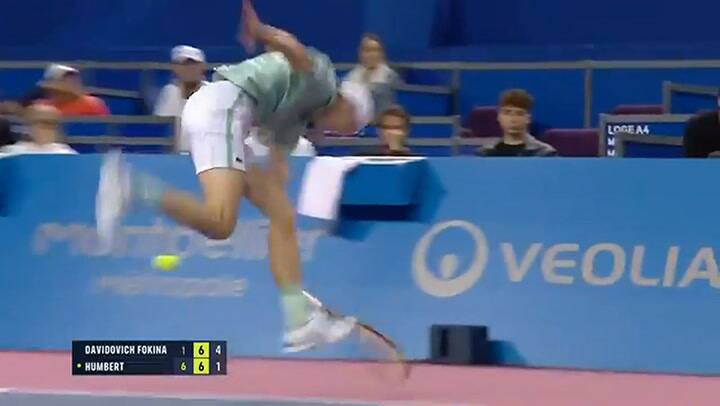 El golpe que se dio el tenista Ugo Humbert por querer llegar a una pelota complicada