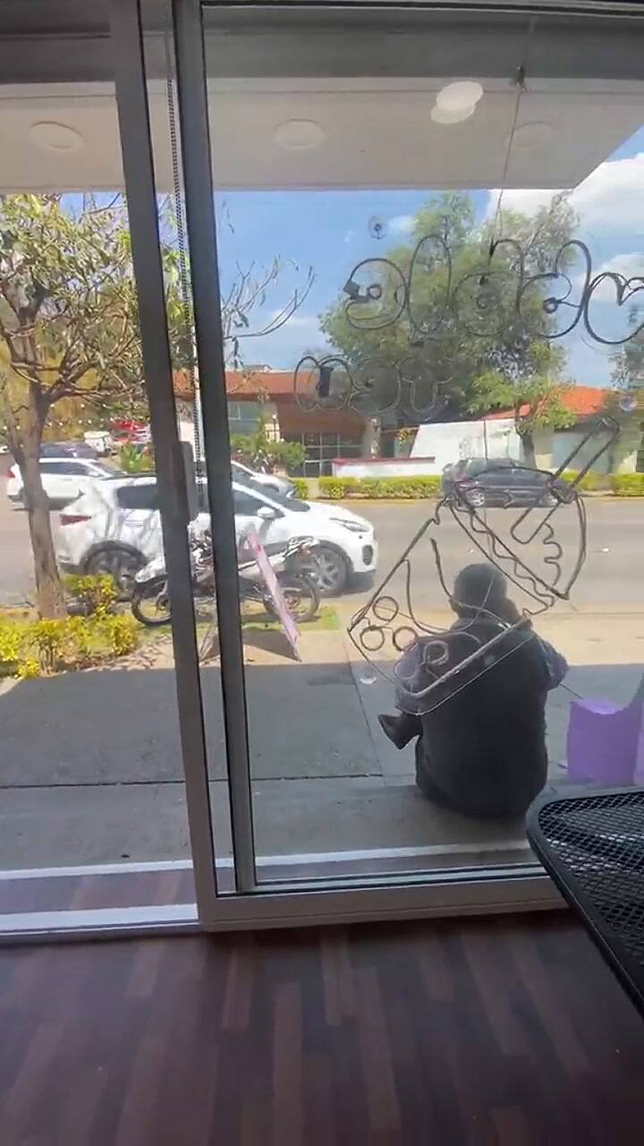 El papá de la joven emprendedora la visita todos los días en su local de bebidas