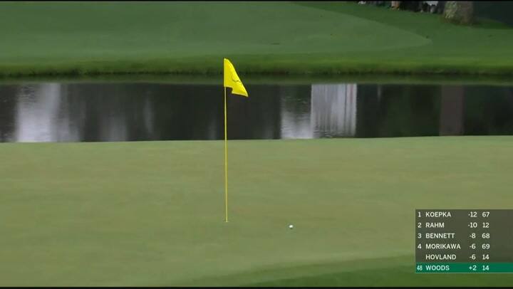 Tiger Woods golpea la bandera